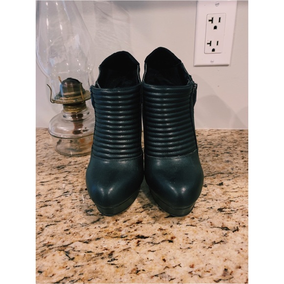 Selling Fergie heels - Picture 4 of 6